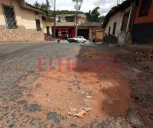 La travesía Finlay del barrio La Leona ahora es mayormente conocida por los cráteres que posee. Foto: David Romero/EL HERALDO