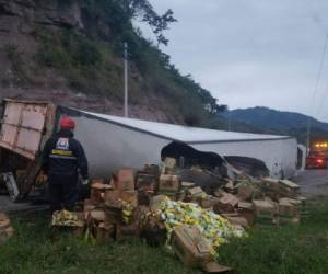 Tras accidentarse la rastra quedó volcado sobre uno de los carriles. Tras accidentarse quedó volcado sobre uno de los carriles.