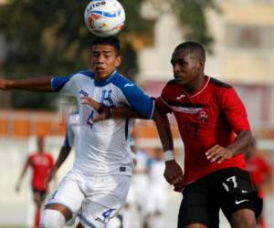 Axel Gómez de Honduras en la disputa del balón con Jesse Williams de Trinidad y Tobago en duelo por los Juegos Centroamericanos y del Caribe. Foto: Christian Álvarez (Barranquilla / Agencia AFP).