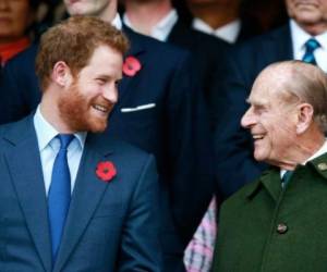 Harry y su abuelo, Felipe de Edimburgo. Foto: AFP