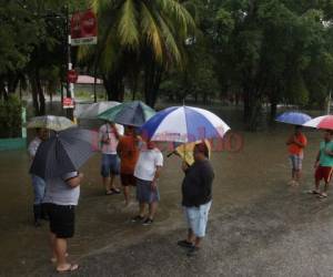 Los hondureños deberán sacar sus paraguas durante el ingreso de la masa de aire frío al territorio nacional. Foto EL HERALDO