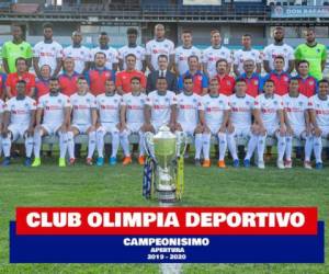 Directivos, cuerpo técnico y el plantel olimpista junto a la copa 31 en el Estadio Nacional. Foto: Olimpia.