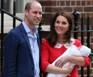 El príncipe William, duque de Cambridge y la duquesa Catherine, duquesa de Cambridge, muestran a su hijo recién nacido, su tercer hijo. Foto AFP