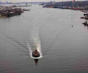 Un remolcador avanza hacia el puerto de Newark el 26 de marzo de 2024, visto desde Bayona, Nueva Jersey.