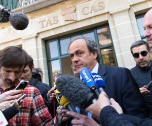 En esta fotografía del 29 de abril de 2016, Michel Platini, entonces presidente de la UEFA, sale del Tribunal de Arbitraje del Deporte luego de una audiencia en Lausana, Suiza. (AP)