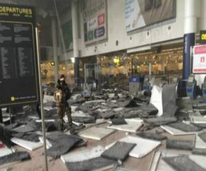 Desde los atentados, los vuelos comerciales (una media de 600 al día) han sido suspendidos y el aeropuerto seguirá cerrado al menos hasta el domingo.