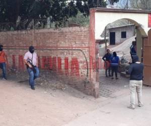 El Centro Básico Monseñor Jacobo Cáceres Ávila está ubicado en la Aldea Nueva Suyapa. El área ya es custodiada por agentes policiales. Foto Estalin Irías/ EL HERALDO