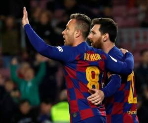 Arthur, de Barcelona, ​​a la izquierda, celebra con su compañero de equipo Lionel Messi después de marcar el cuarto gol de su equipo durante un partido de fútbol de la Copa del Rey entre Barcelona y Leganés en el estadio Camp Nou en Barcelona, ​​España, el jueves 30 de enero de 2020.