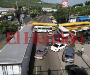 Varios conductores de unidades atravesaron los buses en la carretera, a la altura del anillo periférico. Foto: Johny Magallanes / EL HERALDO