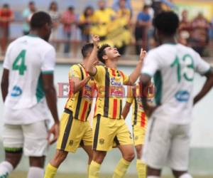 Jhow Benavídez celebra el gol del Real España en el estadio Juan Ramón Brevé. Foto Grupo OPSA