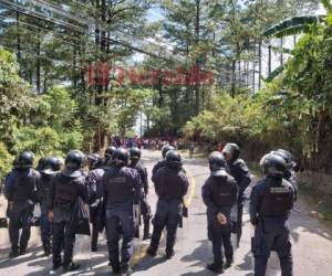 Los manifestantes exigieron a las autoridades la cancelación de la construcción del proyecto habitacional. Foto: EL HERALDO.