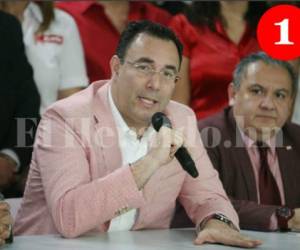 Luis Zelaya hace señalamientos durante conferencia de prensa “Juan Orlando Hernández está dolido”, dijo este lunes el candidato a la presidencia de Honduras por el Partido Liberal, Luis Zelaya, luego de que un grupo de nacionalistas se presentara en las afueras de un medio de comunicación donde el brindaba una entrevista.