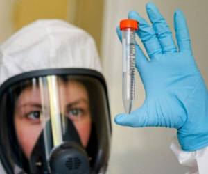 Una mujer trabaja en la elaboración de vacunas anticovid, con las cuales se busca frenar al virus original y las posteriores variantes. Foto: AFP