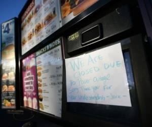 Los constantes apagones que se han registrado, a causa de los incendios, han causado el cierre temporal de algunos negocios de comida rápida. Foto: AFP