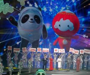 Las mascotas de los Juegos Olímpicos de Invierno de Beijing 2022 Bing Dwen Dwen, a la izquierda, y de los Paralímpicos, Shuey Rong Rong, durante una presentación en el estadio Shougang de hockey sobre hielo, el martes 17 de septiembre de 2019. (AP Foto/Ng Han Guan)