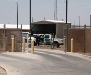 La congresista demócrata Alexandria Ocasio-Cortez, quien visitó esos centros de detención con otros congresistas el lunes, dijo que los migrantes estaban siendo sometidos a una 'crueldad sistémica'.