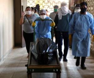 Un equipo de la morgue transporta el cadáver de una víctima de la nueva pandemia de coronavirus Covid-19 en el hospital regional de Iquitos, la ciudad más grande de la Amazonía peruana. Foto: Agencia AFP.