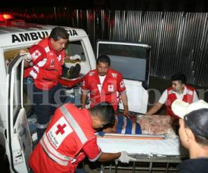 Miembros de la Cruz Roja movilizan a los heridos al interior del Hospital Escuela Universitario. Foto Jimmy Argueta/EL HERALDO