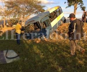 Así quedó el bus que afortunadamente se desvió hacia una pendiente para evitar impactar con una rastra. Foto: Estalin Irías/ EL HERALDO