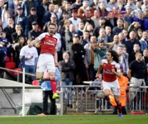 El mediocampista de Arsenal Aaron Ramsey, izquierda, celebra tras a notar un gol contra Tottenham Hotspur en un partido de la liga Premier.(AP Foto/Tim Ireland)