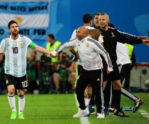 Lionel Messi junto a Sampaoli en el duelo ante Nigeria.