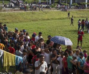 La caravana está integrada por mujeres embarazadas y muchos niños. Foto AP