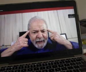 El expresidente brasileño Luiz Inácio Lula da Silva concede una entrevista a The Associated Press vía teleconferencia desde donde está confinado por la pandemia. Foto: Agencia AP.