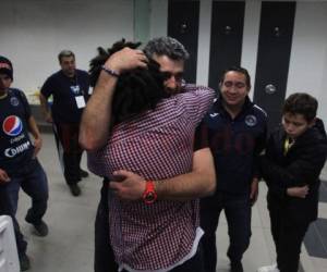 Diego Vazquez y Henry Figueroa se abrazaron tras el campeonato. Foto:. Ronal Aceituno / El Heraldo.