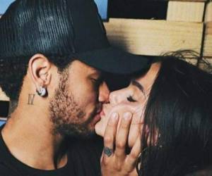 Esta foto de ambos besándose fue inmortalizada por el fotógrafo Raul Aragão, que colgó la imagen en su cuenta de Instagram encendió especulaciones en la prensa brasileña sobre una posible vuelta de la pareja.