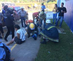 Los heridos, hombres y mujeres, fueron atendidos por el Cuerpo de Bomberos de Honduras.