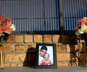 Una foto del migrante salvadoreño Oscar Alberto Martínez y su hija de dos años Valeria ocupa un altar con flores en Brownsville, Texas. Foto: Agencia AP