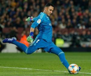 El guardameta tico tuvo grandes intervenciones que sirvieron para mantener que su equipo saliera con un punto del Camp Nou. Foto / AFP