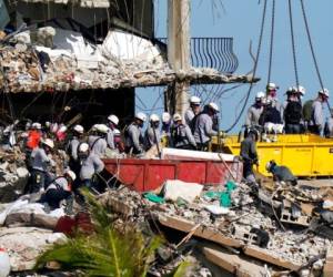 Rescatistas buscan en los escombros de las Champlain Towers South Condo, el lunes 28 de junio de 2021 en Surfside, Florida. Foto: AP