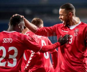 El danés Pione Sisto (R) celebra con el danés Mathias Zanka Joergensen (R) después de anotar un gol durante el partido amistoso de fútbol entre Dinamarca y Panamá en el estadio Broendby. Foto AFP / EL HERALDO