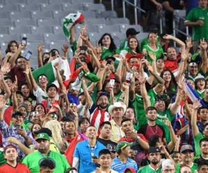 Los aficionados mexicanos siguen haciendo caso omiso a la advertencia de FIFA (Foto: Agencia AFP)