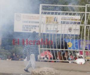 Un grupo de encapuchados de la Universidad Nacional Autónoma de Honduras (UNAH) interrumpió el paso vehicular en el bulevar Suyapa de Tegucigalpa, capital de Honduras, en el inicio de clases. Fotos: Johny Magallanes| Alejandro Amador| EL HERALDO