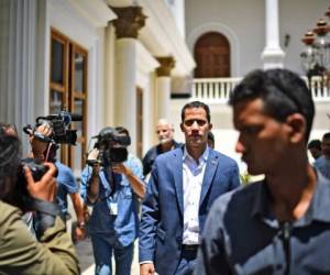 El líder de la oposición venezolana y autoproclamado presidente en funciones Juan Guaido abandona la Asamblea Nacional de Venezuela tras una conferencia de prensa en Caracas. Foto AFP