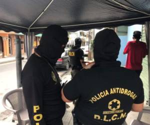 Varios agentes de la Dirección de Lucha Contra el Narcotráfico realizaron un intenso operativo en la ciudad de San Pedros Sula.