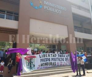 Entre los protestantes se encuentran familiares de las personas retenidas quienes denunciaron que las autoridades no les permiten ningún tipo de visitas. Foto EL HERALDO