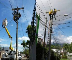 La mayoría de hondureños están descontentos con las continúas interrupciones en el servicio, pero la Empresa Energía Honduras (EEH) asegura que son necesarias, foto: EEH.