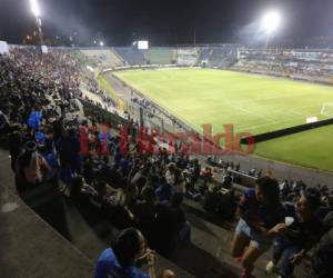 El Estadio Nacional se comienza a llenar de aficionados azules que esperan ver a Motagua campeón de la Liga Concacaf. (Fotos: David Romero / EL HERALDO)