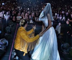 Maluma de rodillas ante una fan vestida de novia en Argentina. (Foto: Instagram @Maluma)