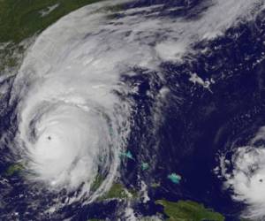 Irma es ahora de categoría 3, según el el NHC, y el 'muro' del ojo, donde los vientos son los más fuertes, tocó la punta sur del archipiélago de los Cayos la mañana de este domingo (Foto: Agencia AFP)