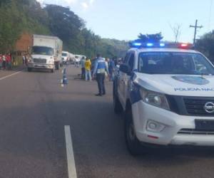 Agentes policiales acudieron a la escena del accidente.