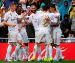 Los jugadores del Real Madrid celebrando uno de los goles ante el Levante. (AFP)