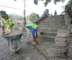 El suelo del parque La Concordia ha comenzado a ser restaurado por trabajadores de la comuna.Foto: David Romero /El Heraldo