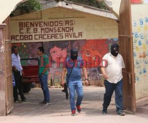 Agentes de la DPI llegaron a la escuela para indagar sobre la muerte del menor. (Foto: El Heraldo Honduras)