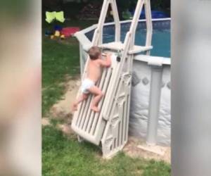 El vídeo del bebé trepando la valla para llegar a la piscina ha sido visto más de 16 millones de veces en Facebook.