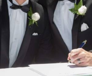 Ocho diócesis se rehusaron previamente a cumplir con una resolución de 2015 que permitía el matrimonio entre personas del mismo sexo en la iglesia.