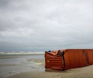 En las playas holandesas, las autoridades contabilizaron 22 contenedores, que contenían piezas de vehículos, pantallas de televisión, bombillas, muebles y juguetes. (Foto: AFP)